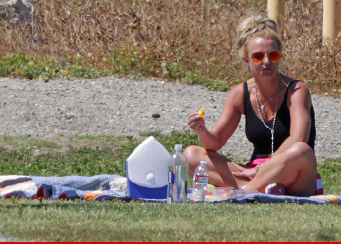 Britney Spears -- Gimme More ... Orange Slices (PHOTO)