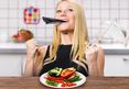 Gwyneth Paltrow -- The Chicken Made Me Do It!! Fails at Being Poor