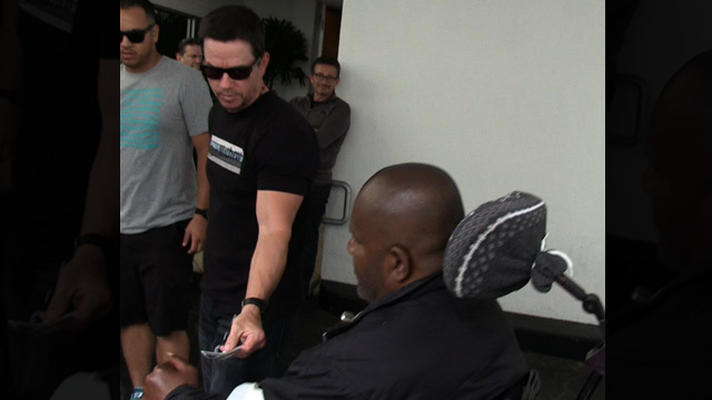 Mark Wahlberg -- Applauds Tom Brady's Obama Snub ... And a Hundo for the Homeless Guy!