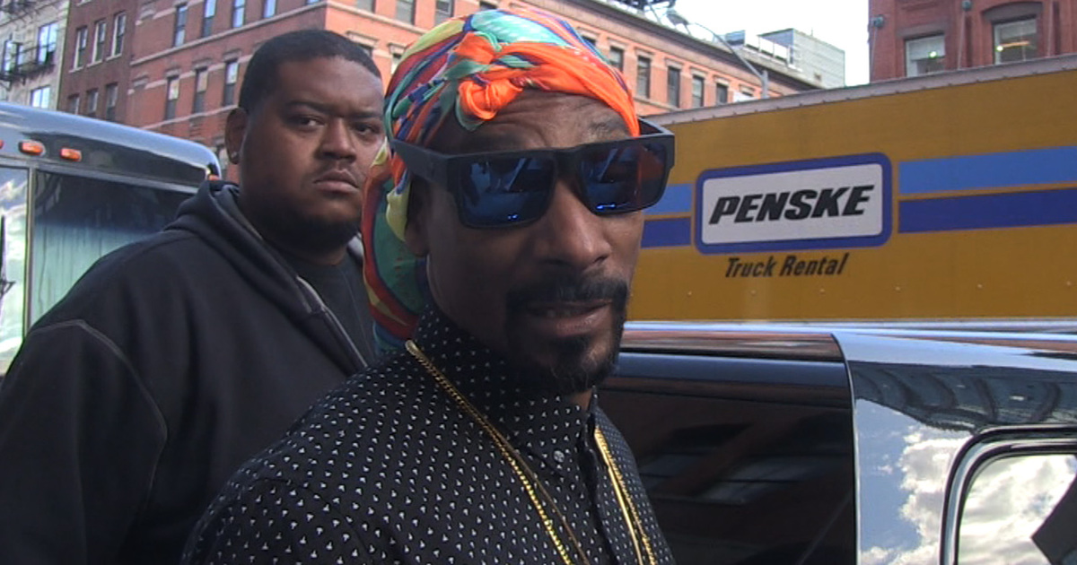 Snoop Dogg -- Pulls 'Deez Nuts' Gag ... On TMZ Sports Photog