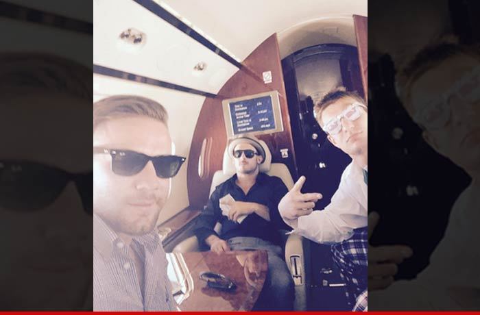Gronk & Teammates -- BALLIN' OUT ... Takes Private Jet from Derby to Vegas