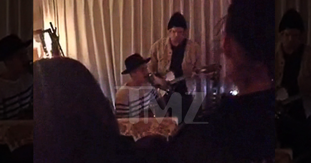 Justin Bieber & Cody Simpson -- Italian Restaurant Performance Molto Bene (VIDEO)