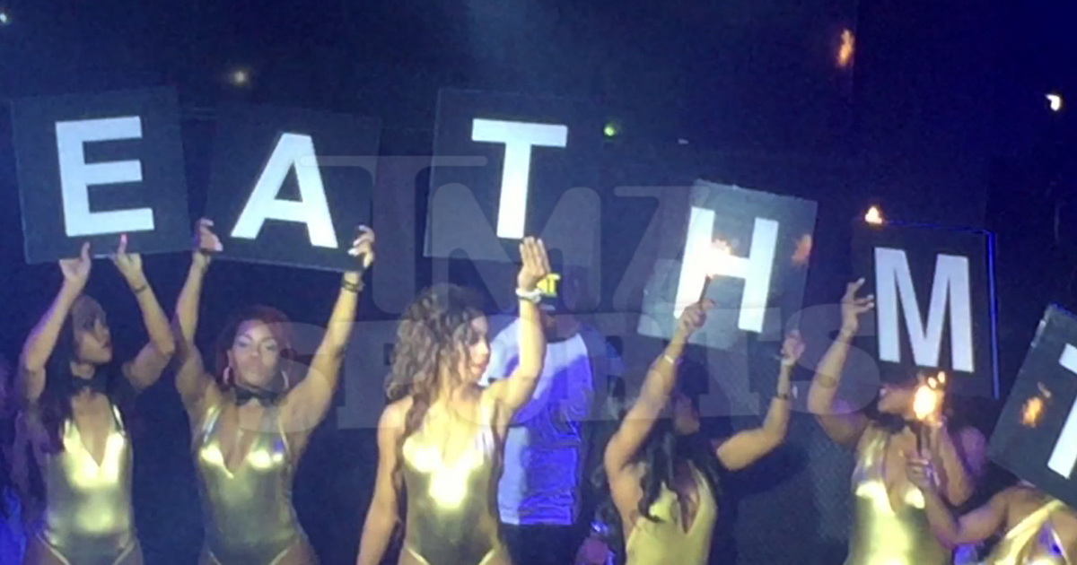Floyd Mayweather -- Bikini Spelling Debacle ... At Dallas Nightclub