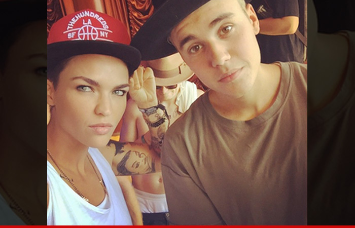 Justin Bieber & Ruby Rose -- Mirror has Two Faces ... Or Maybe Just One (PHOTO)