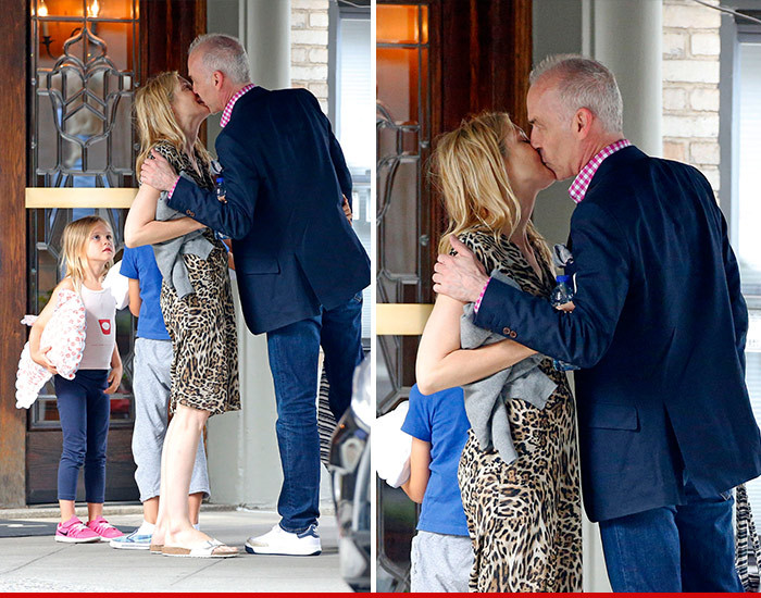 Kelly Rutherford -- Celebrates Return of Kids with a Kiss
