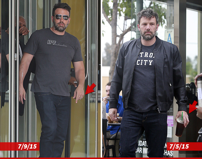Ben Affleck -- Wedding Ring Off ... Then Wedding Ring Back On (Photos)