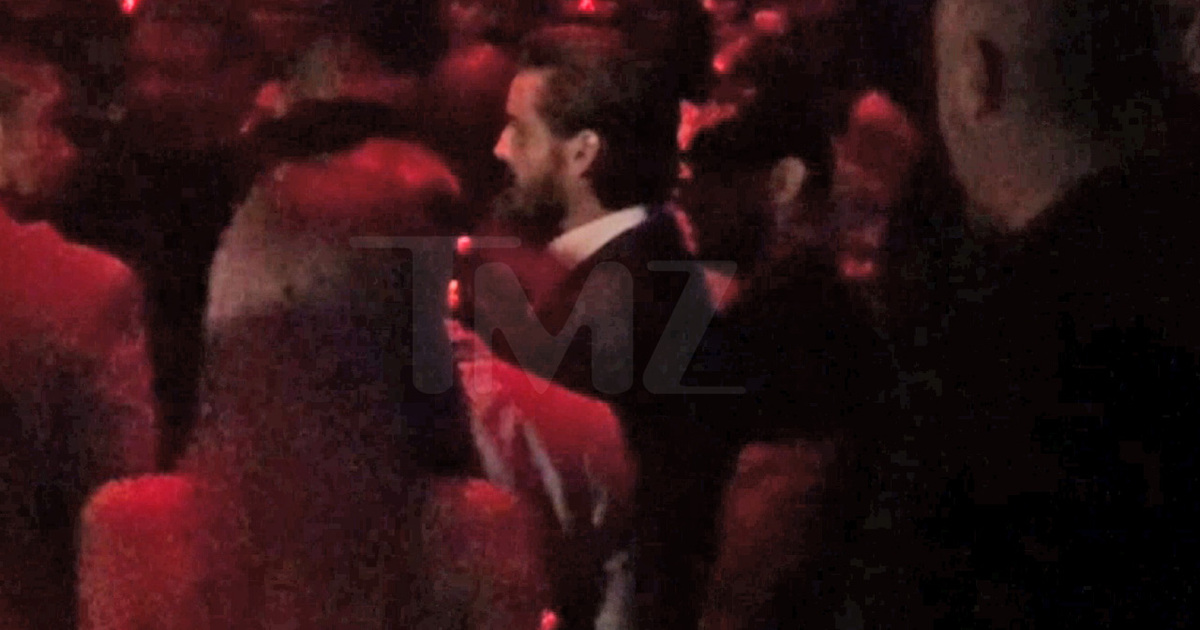 Scott Disick Parties in Vegas, Kourtney Home Alone (VIDEO)