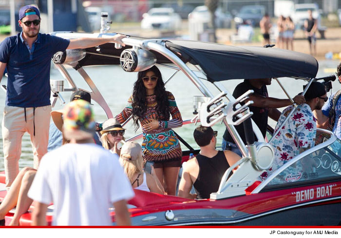 0818-kylie-jenner-boating-birthday-JP-CASTONGUAY-01