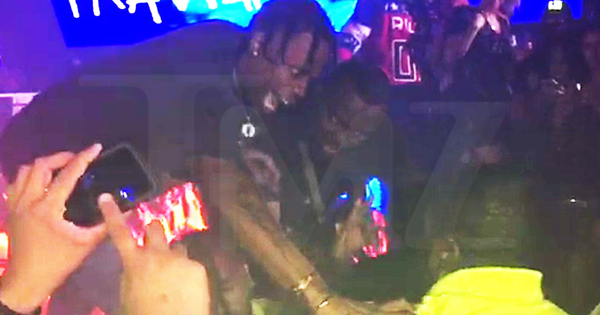 Travis Scott Fights Security at Concert ... Leave That Unruly Fan Alone!! (VIDEO)