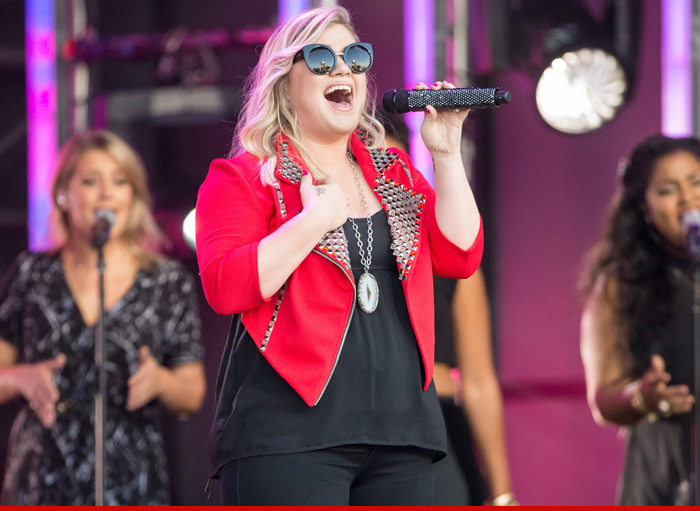 Kelly Clarkson -- Yes, That's a Bun in My Oven