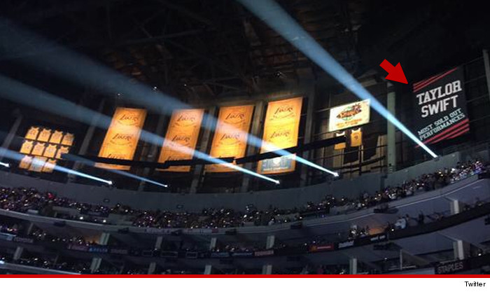 0822-taylor-swift-banner-twitter-01