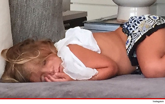 0822-SUB-penelope-scott-disick-poolside-INSTAGRAM-01