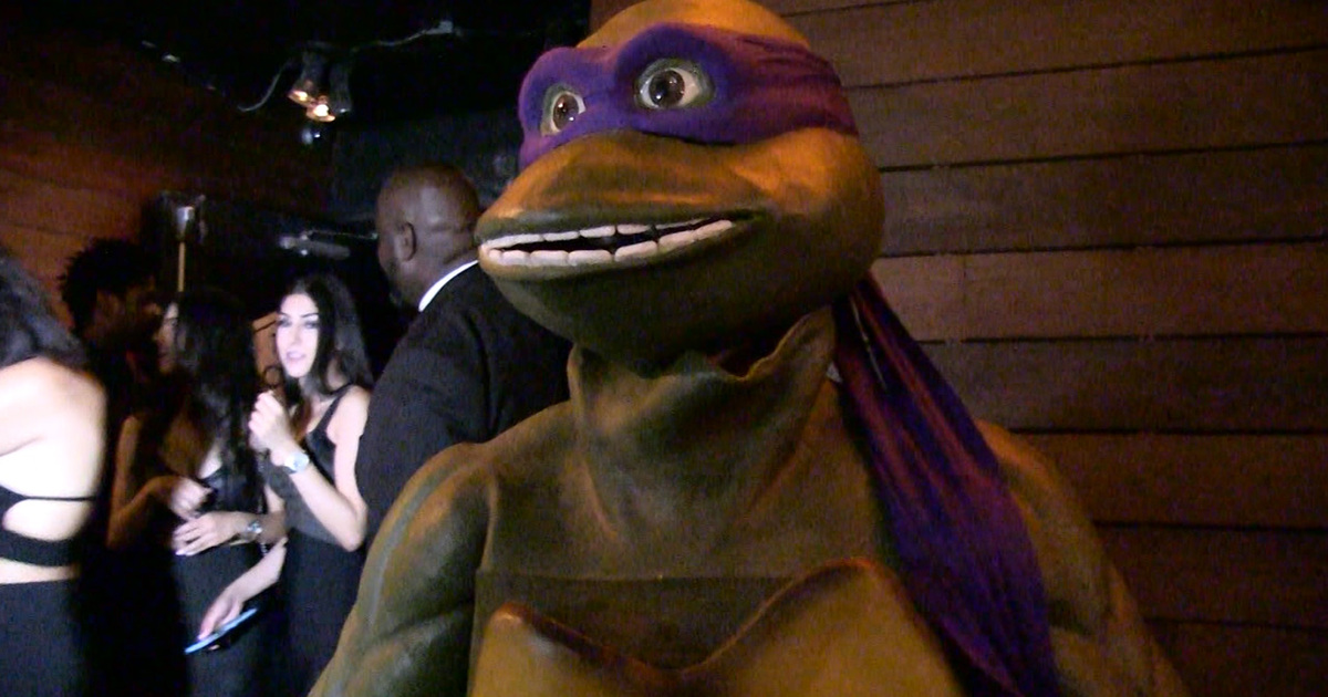 Joe Jonas -- I Can Eat Turtle Pizza and DJ ... At the Same Time!!! (VIDEO)