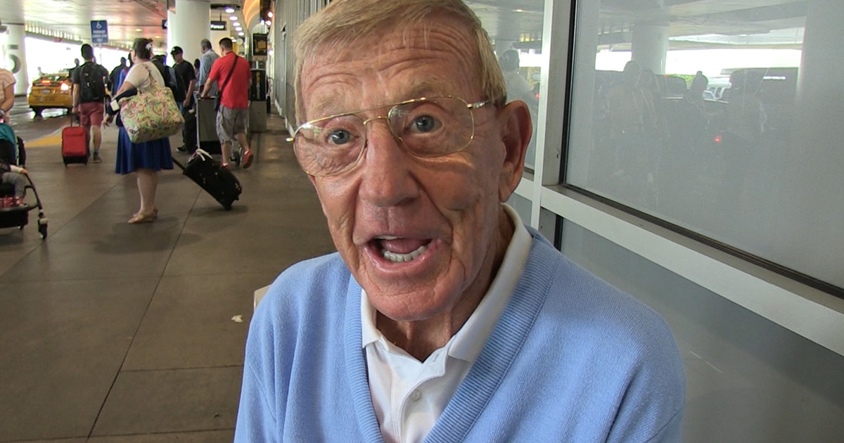 Lou Holtz to Wife -- Choose My Vice ... Booze, Chicks, Or My Pipe? (VIDEO)
