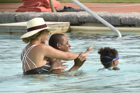 beyonce-bikini-jay-z-shirtless-pool-swimming-photos-0112-480w.jpg