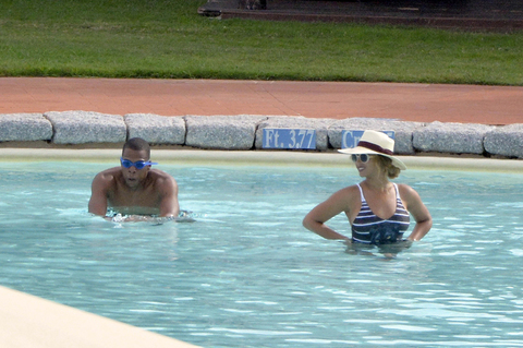 beyonce-bikini-jay-z-shirtless-pool-swimming-photos-0184-480w-1.jpg