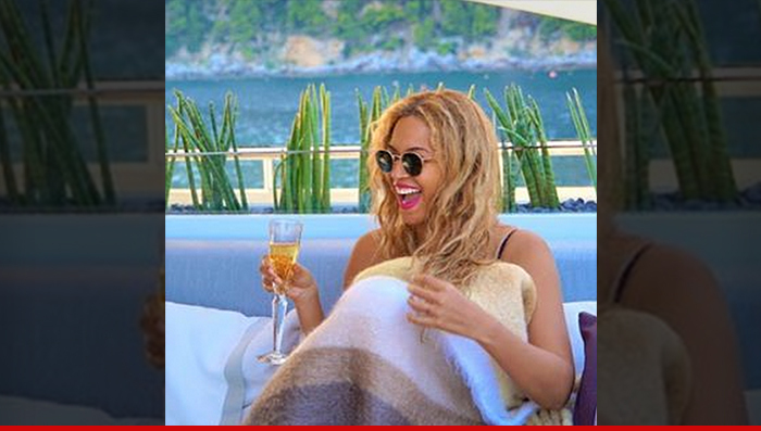 Beyonce -- About To Pop ... Champagne (PHOTO)