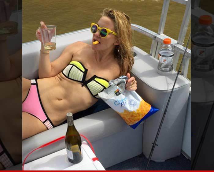 Kate Hudson -- Awesome Boat Party ... Cheese Puffs & White Wine Included  (PHOTO)