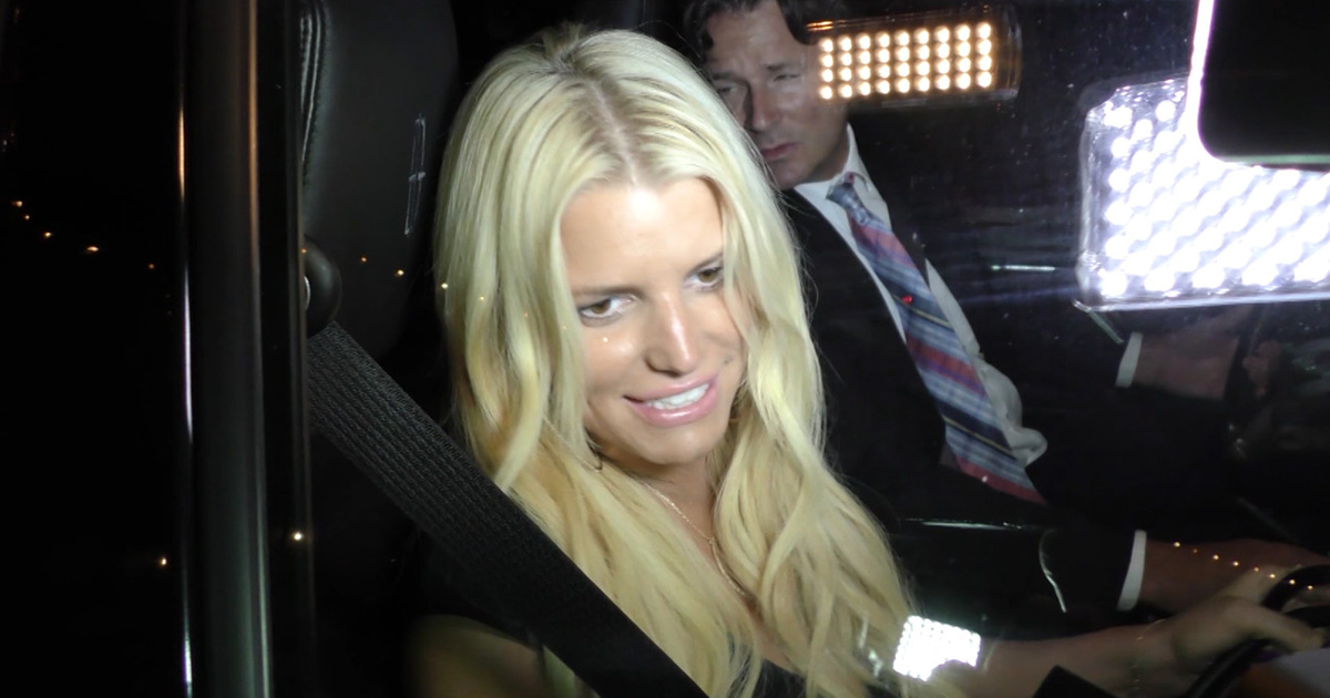 Jessica Simpson -- Dazed in Paparazzi Storm (VIDEO)