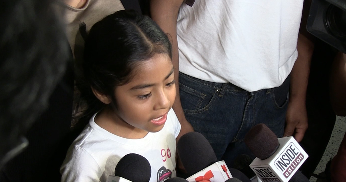 Pope Francis -- Parade Crashing Little Girl Mobbed at LAX