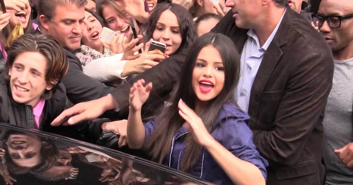 Selena Gomez -- Draws Insane Crowd in Paris ... Good for You, Girl (VIDEO)