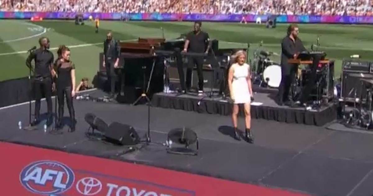 Ellie Goulding -- Rolls Bus Over Sound Guy in Lip-Syncing Football Fiasco (VIDEO)