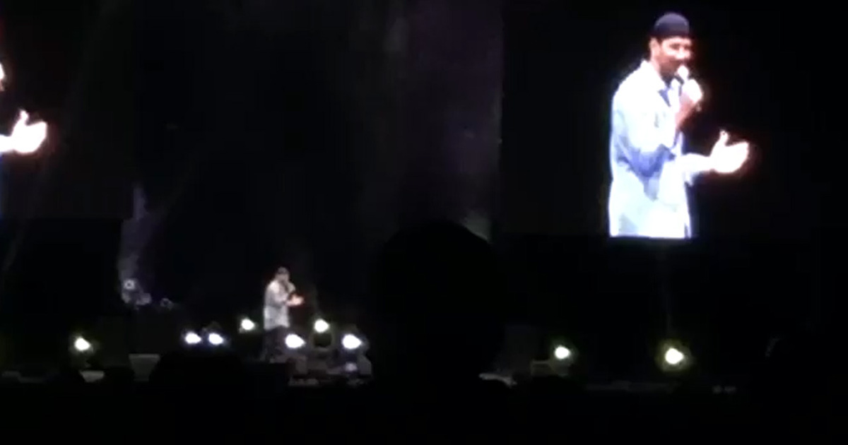 Tony Romo Intros Amy Schumer at Comedy Show ... Avoids Injury
