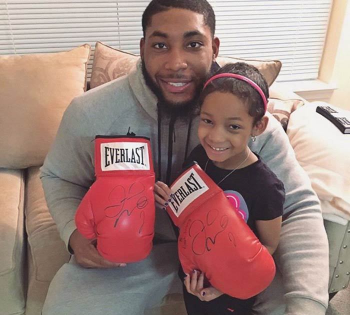Floyd Mayweather -- Gives Boxing Gloves to Leah Still ... To Beat Up Cancer!!!