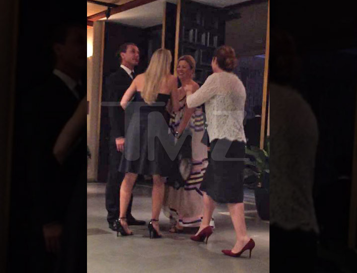 Gavin Rossdale -- Can't Keep His Hands Off The Ladies ... And Vice Versa