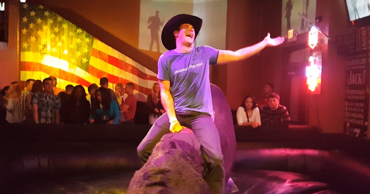 Scott Eastwood -- Slow Ridin' a Mechanical Bull (VIDEO)