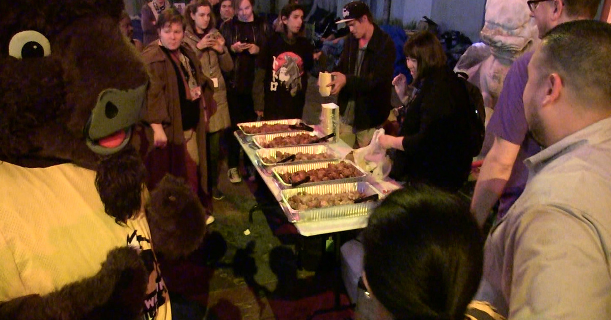 'Star Wars' Fans -- Bring on the Free Food! (VIDEO)