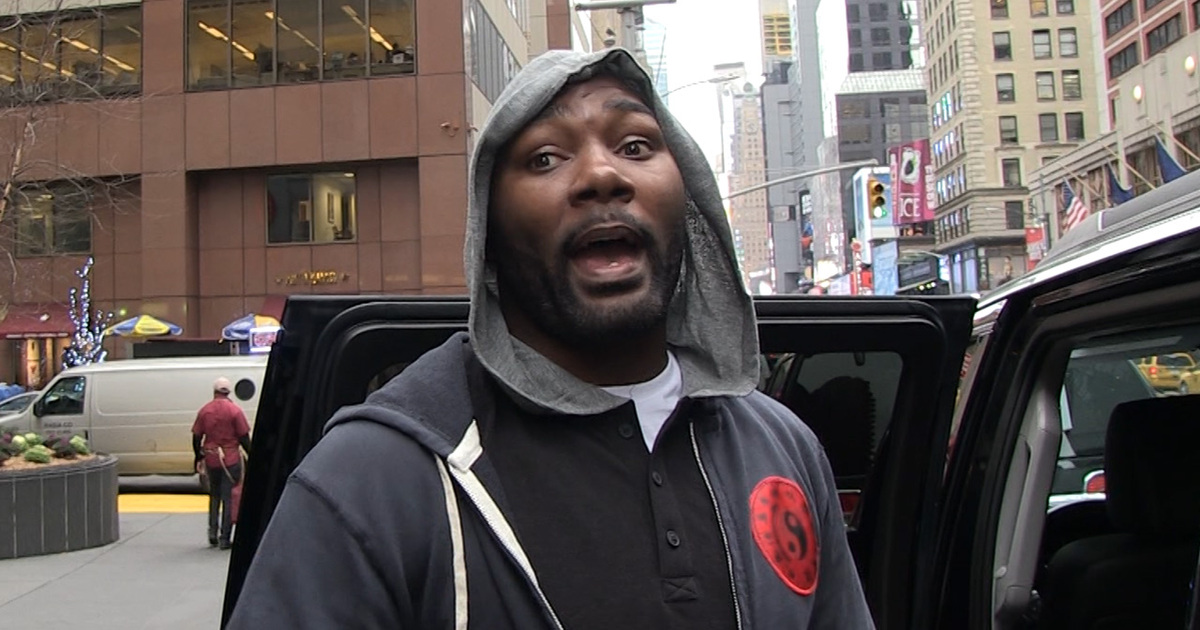 UFC's 'Rumble' Johnson -- Martin Shkreli's a Scumbag ... Glad He's Arrested!