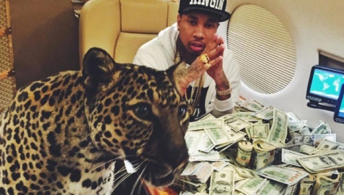 Rappers Posin' With Paper -- See The Money Shots