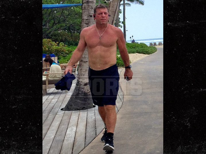 Here's 49-year-old Troy Aikman ... showing off his ripped physique dur...