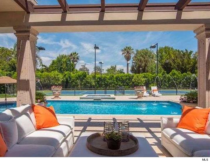 033016-amber-rose-crib-mls