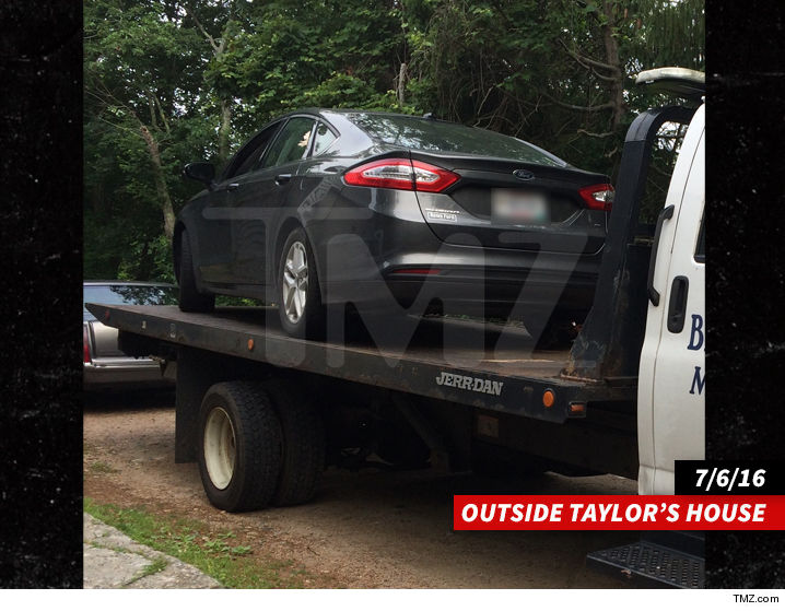 0708-outside-taylors-house-stalker-sub-taylor-swift-TMZ-02