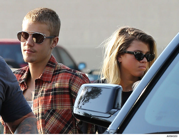 0824-justin-beiber-sofia-richie-akm-01