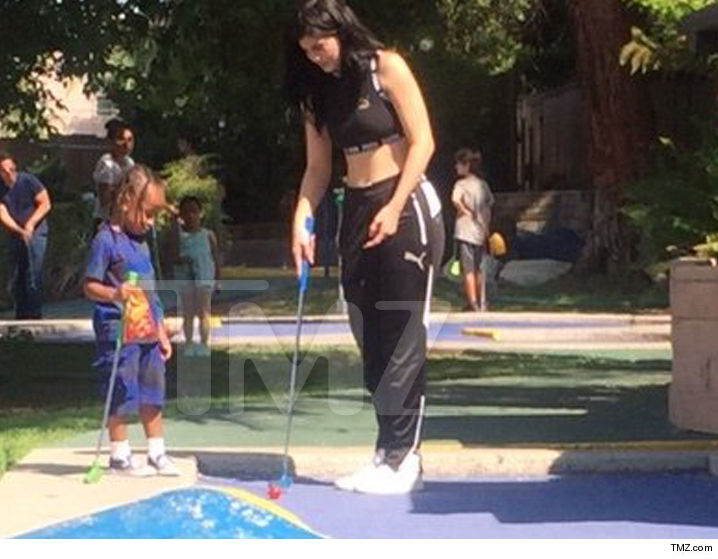 0824_kylie_jenner_ciaro_mini_golf_tmz_wm