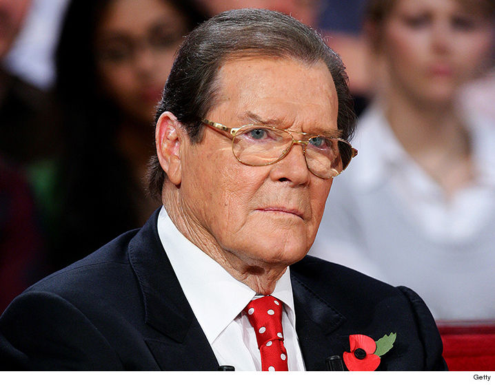 Daniel Craig pays tribute to fellow James Bond star Sir Roger Moore
