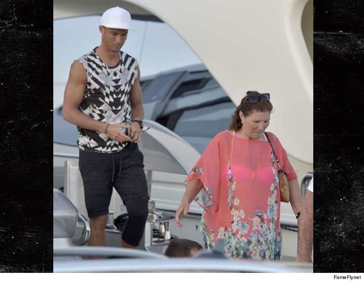 0713_cristiano_ronaldo_yacht_oil_massage_mom_fameflynet_sub